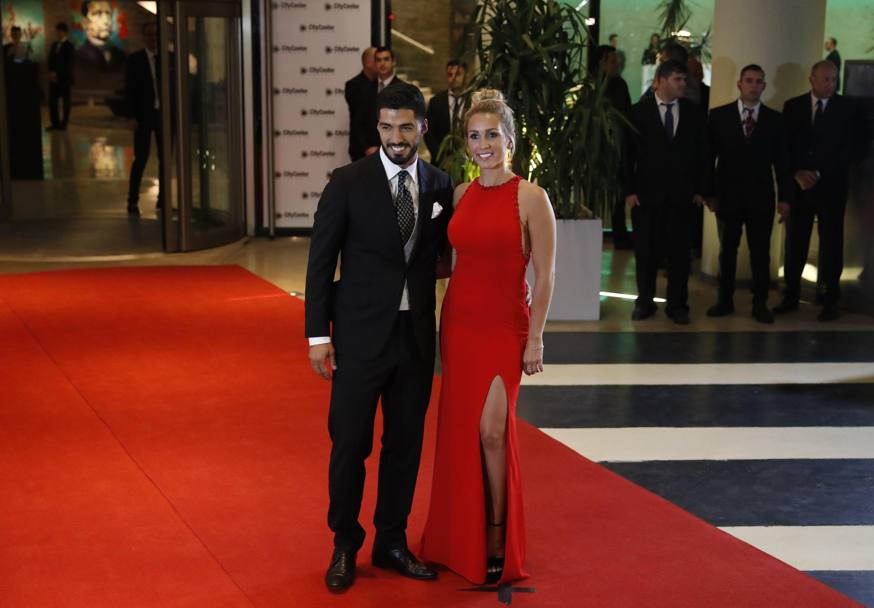 Luis Suarez e la moglie Sofia Balbi. Ap